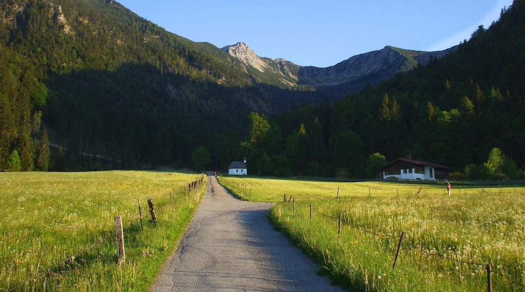 Blick von Aurach auf, links Aiplspitze, rechts Jägerkamp