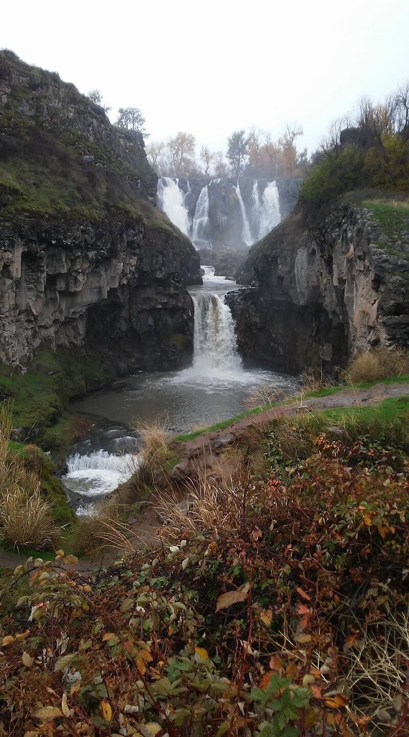 Beautiful spot to visit and have a nice lunch and enjoy a easy walk to see this amazing roaring waterfall. 