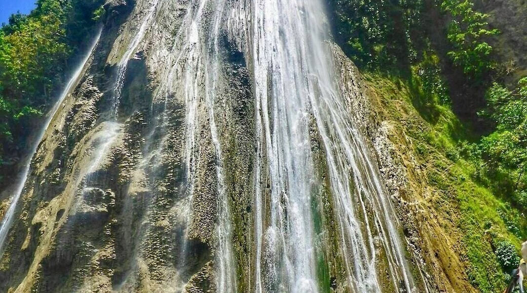 Masbate has long been known as a land of many fascinating natural wonders, which include Catandayagan Falls located in the town of Monreal, Masbate in Ticao Island. Visitors who have come from all over the Philippines and beyond have been in awe of this breathtaking and amazing falls. It drops from 60 feet to its base into a pool of cool, clear water. It is a picture of grace and tranquility in the heart
of nature.