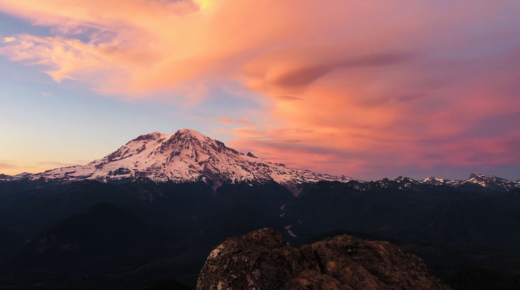 Sunsets and mountains = just the right combo to give me all the right feelings. #adventure
