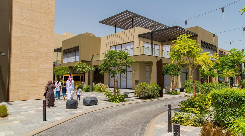 Hamala showing street scenes as well as a family