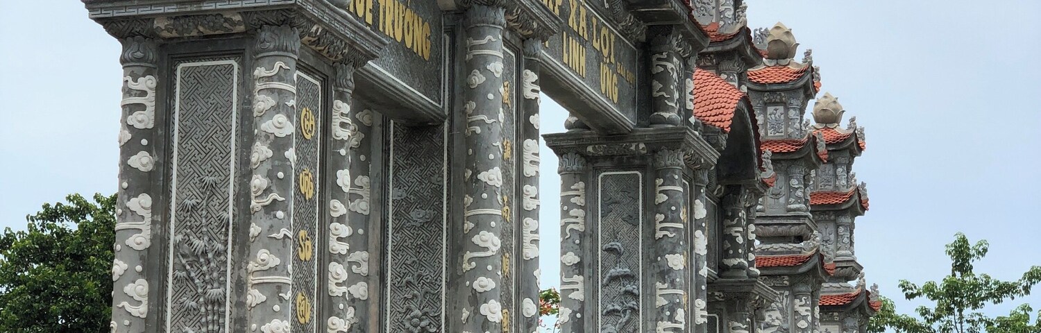 Un templo tradicional con tallados intrincados y tejados de tejas rojas.