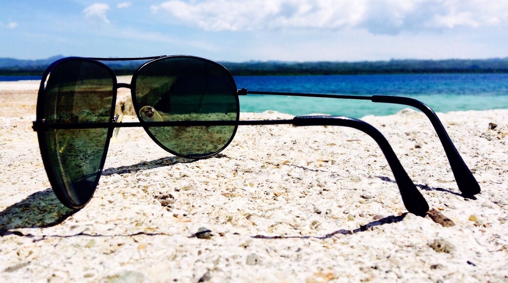 Get some color on your skin. And chase this islet before it disappears when the tide is high!