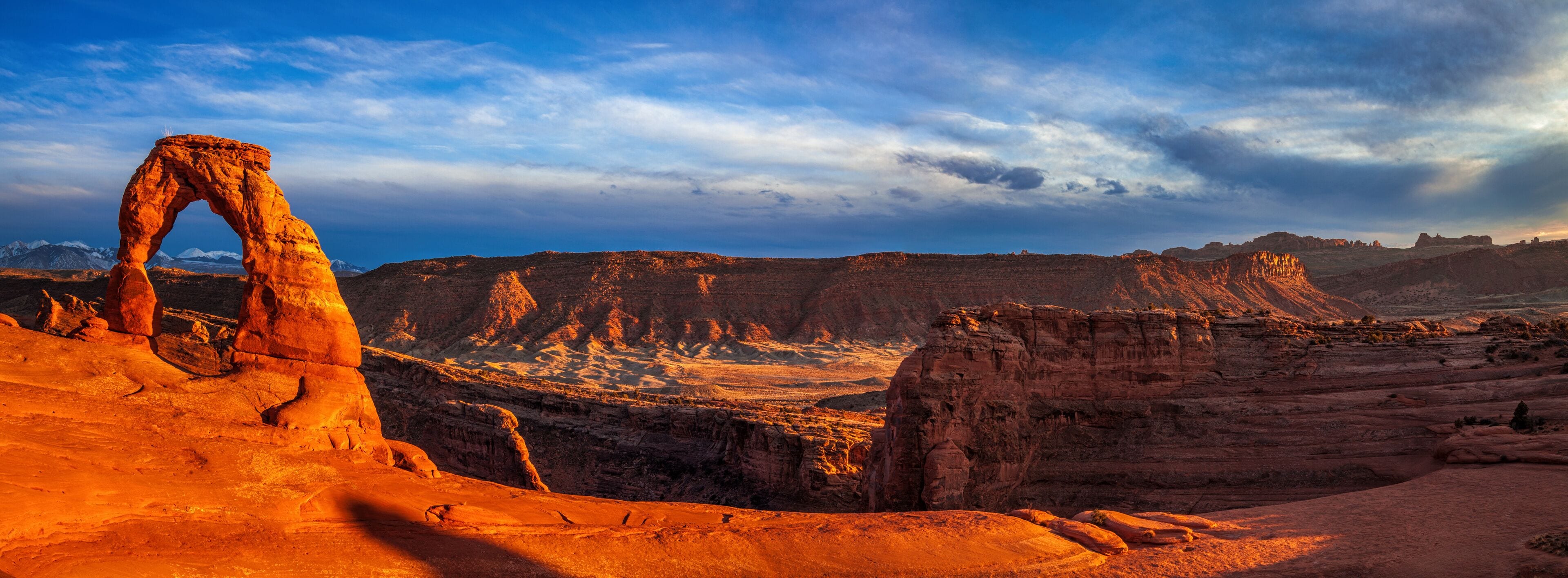 Panorama of Utah's landmark Delicate Arch at dusk