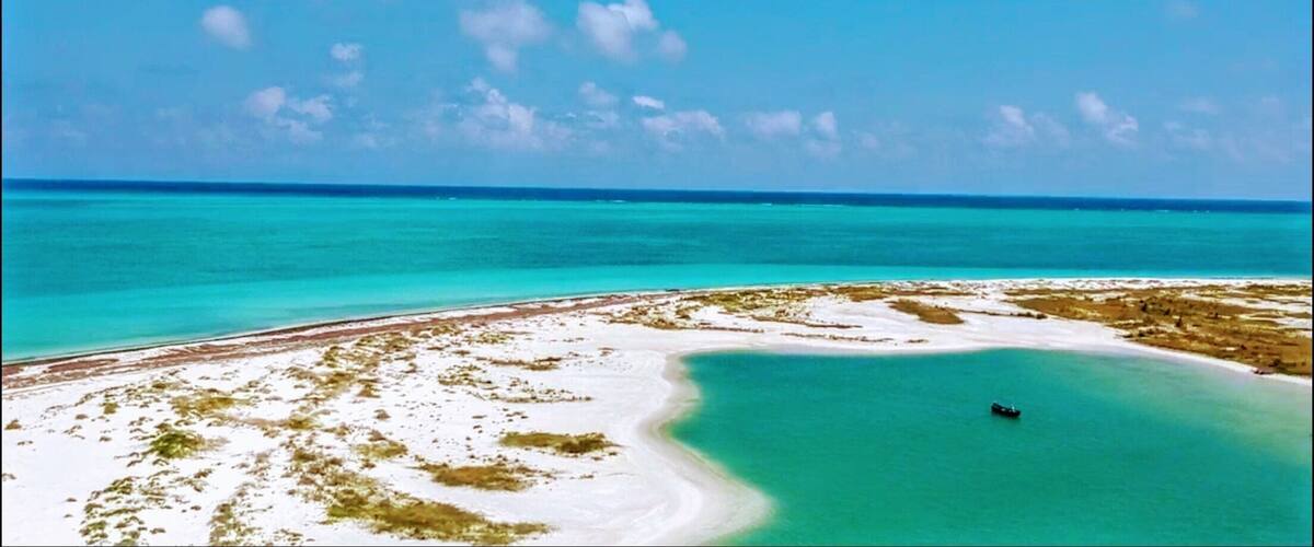 Entre el Mar y la Laguna chacmuchuch los colores son realmente espectaculares el agua cristalina , estå es una toma aérea con un Dron