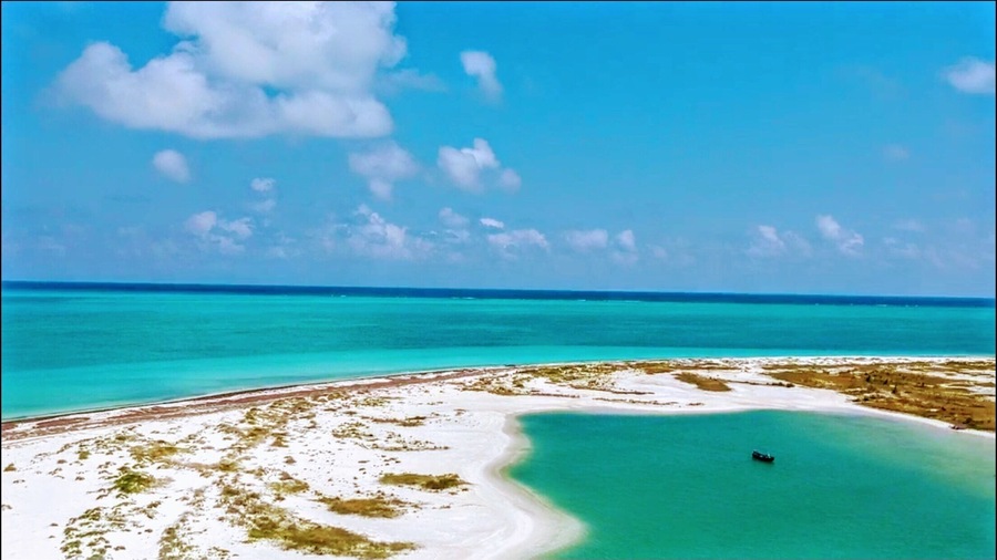 Entre el Mar y la Laguna chacmuchuch los colores son realmente espectaculares el agua cristalina , está es una toma aérea con un Dron