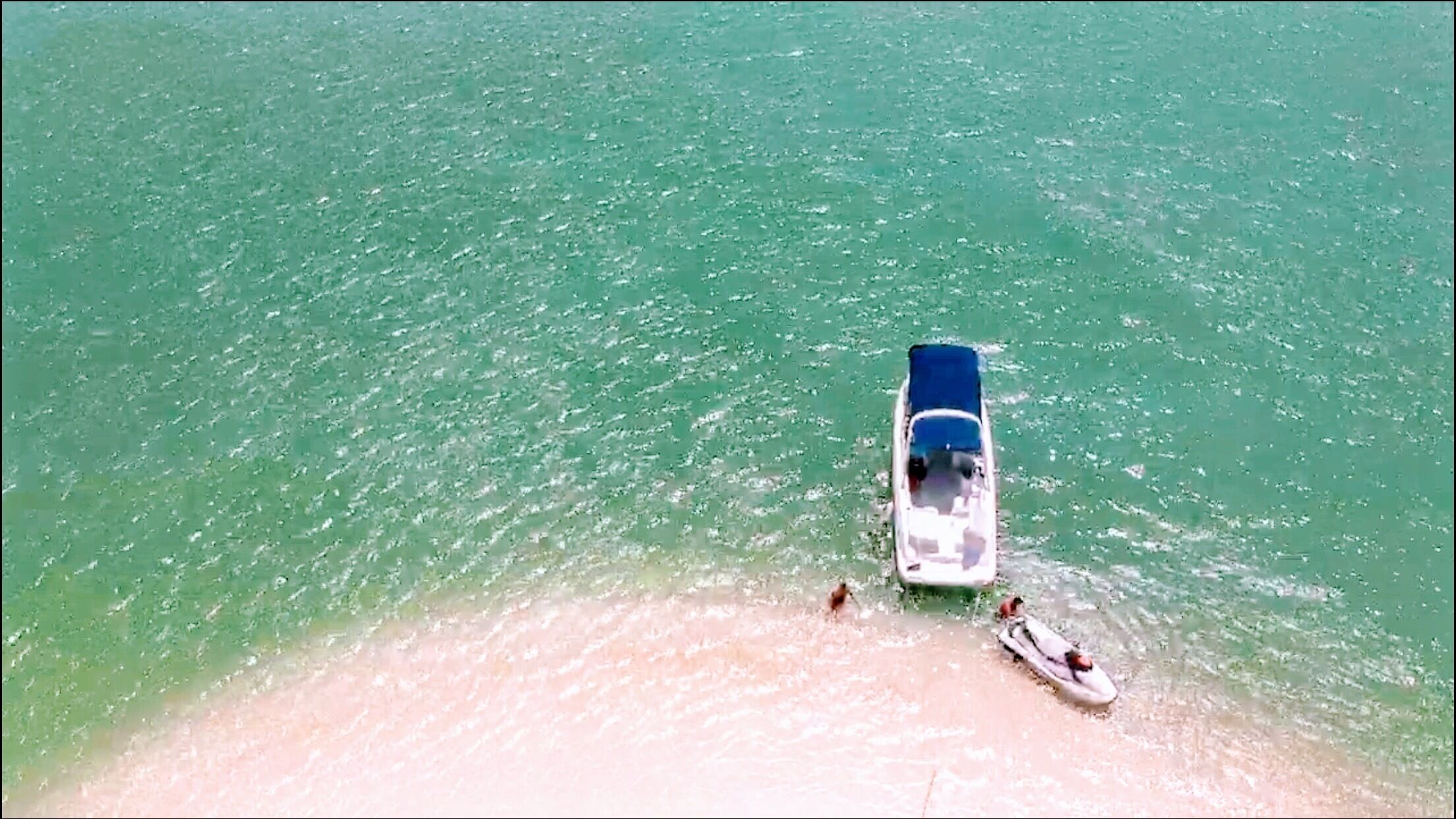 Virgen y hermoso lugar con la arena totalmente blanca y fina 