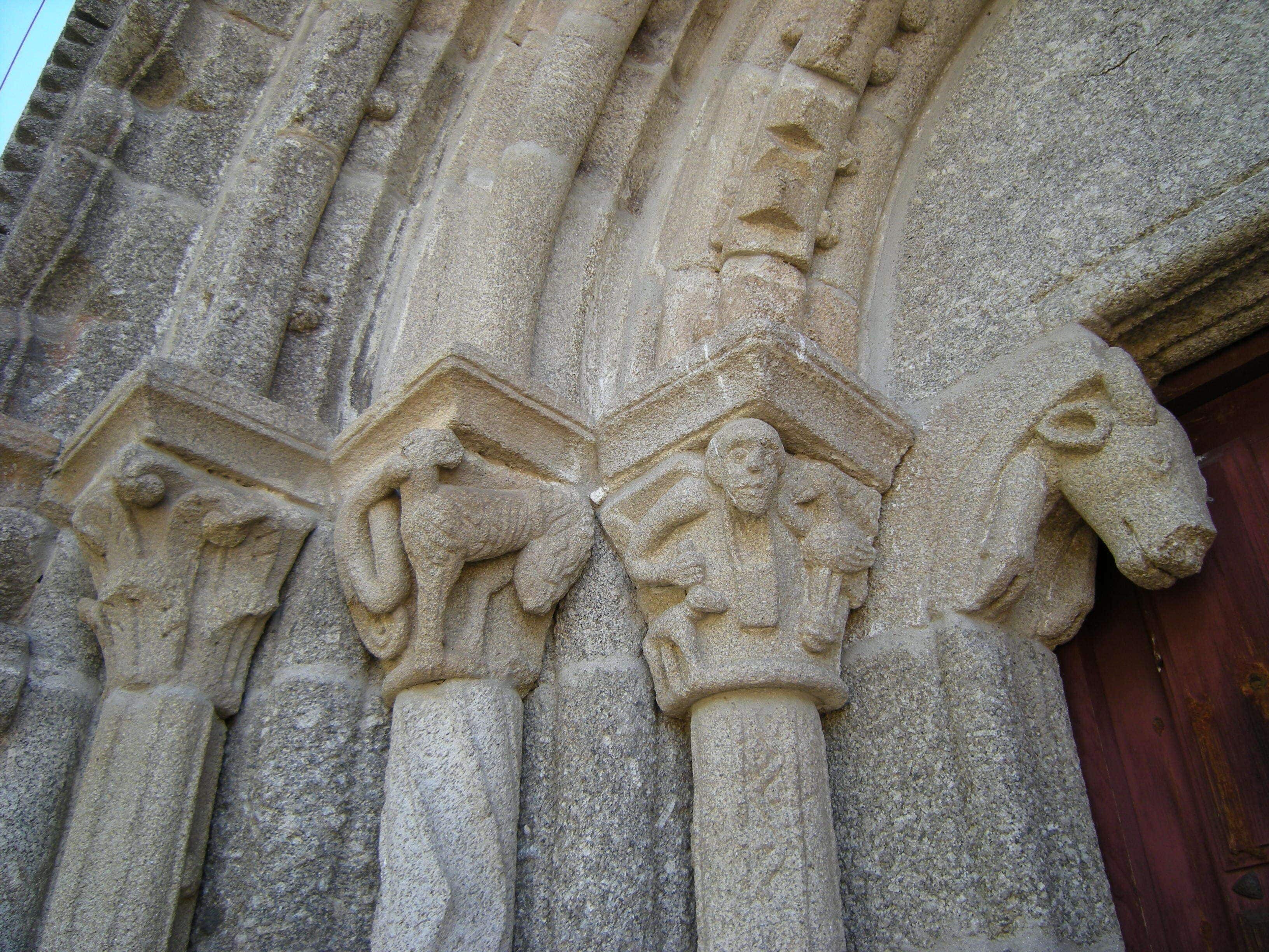 Capiteles y mocheta de la portada occidental.