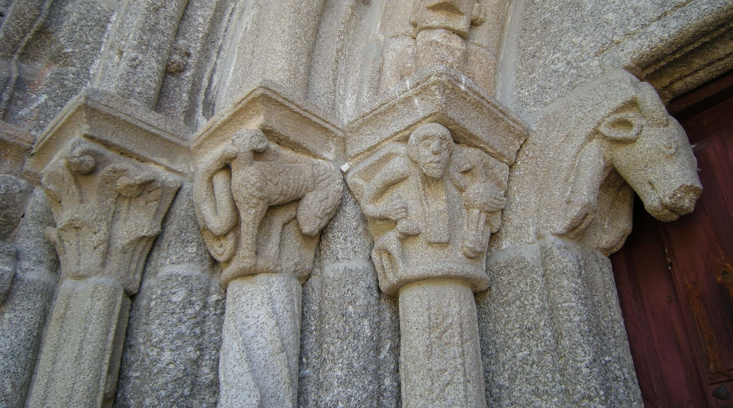 Capiteles y mocheta de la portada occidental.