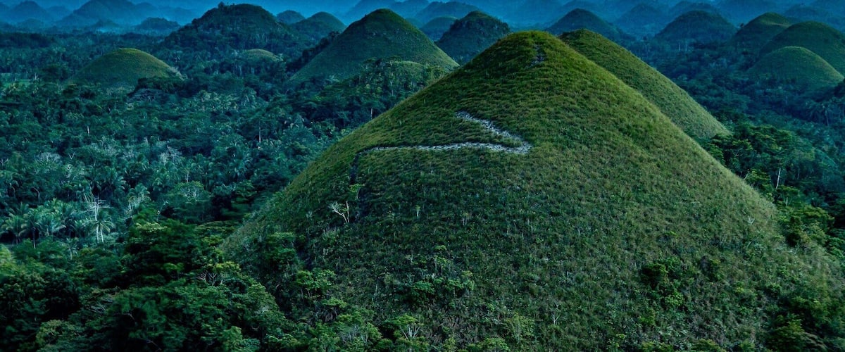 Strange landscape of flat rice fields and grassy "Chocolate Hills", that is something you simply can't have enough... So if you get to Bohol Island in Philippines, reserve enough time to visit this amazing place in the center of the island
#zcesty
#landscape
#nature
#hills
#travelling
#philippines
#amazingplaces