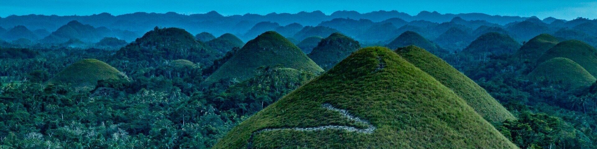 Strange landscape of flat rice fields and grassy "Chocolate Hills", that is something you simply can't have enough... So if you get to Bohol Island in Philippines, reserve enough time to visit this amazing place in the center of the island
#zcesty
#landscape
#nature
#hills
#travelling
#philippines
#amazingplaces
