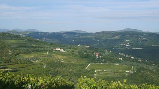 La pala eolica di Badia Calavena (sullo sfondo)