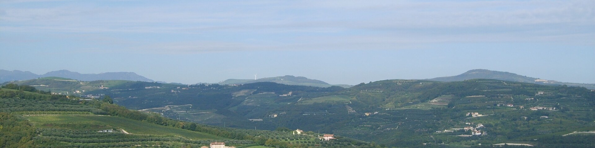 La pala eolica di Badia Calavena (sullo sfondo)