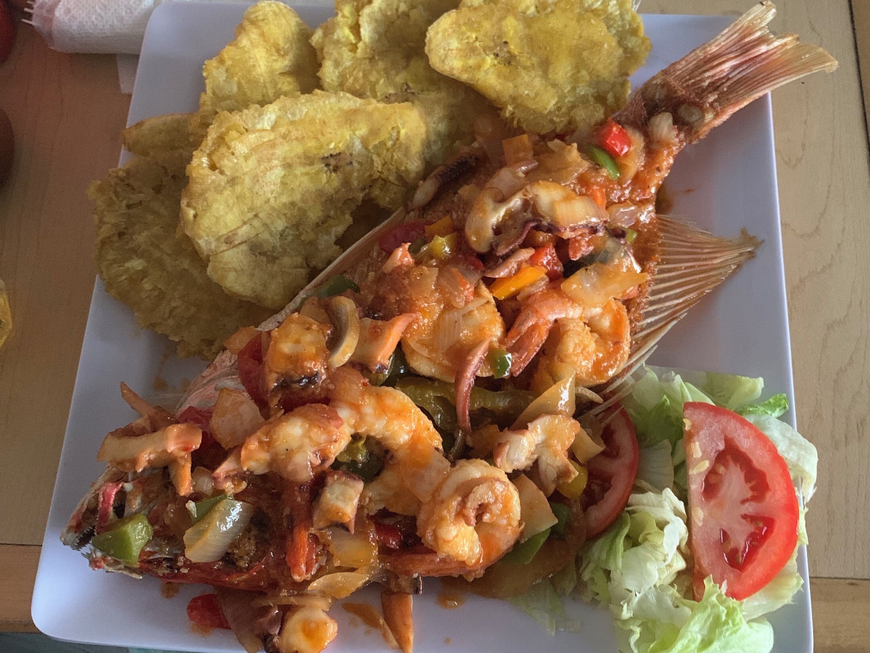 Chillo con Camarones, pulpo y carrucho y tostones