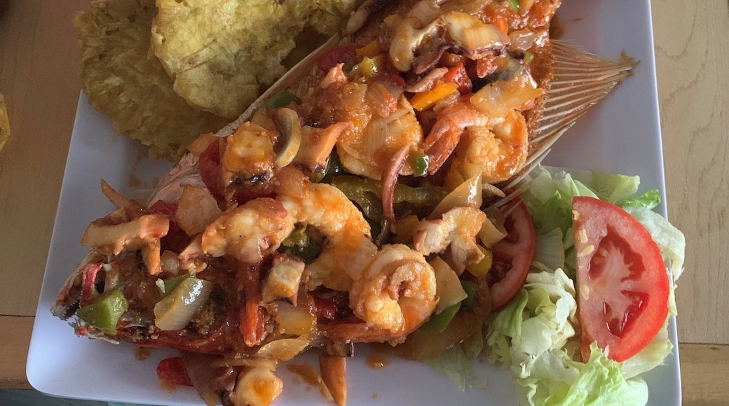 Chillo con Camarones, pulpo y carrucho y tostones