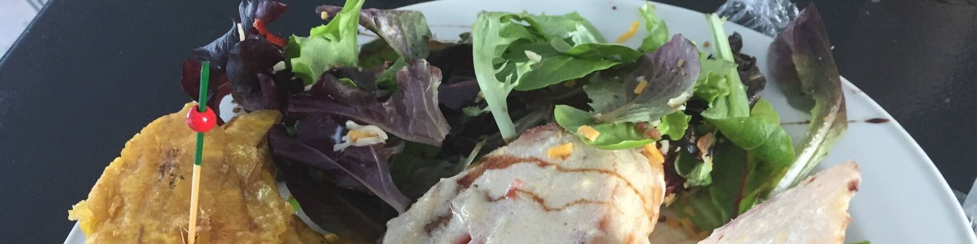 Pechuga rellena de queso, jamón y zetas! Tostones y ensalada! #Tasty #GoodFood #RicaRica