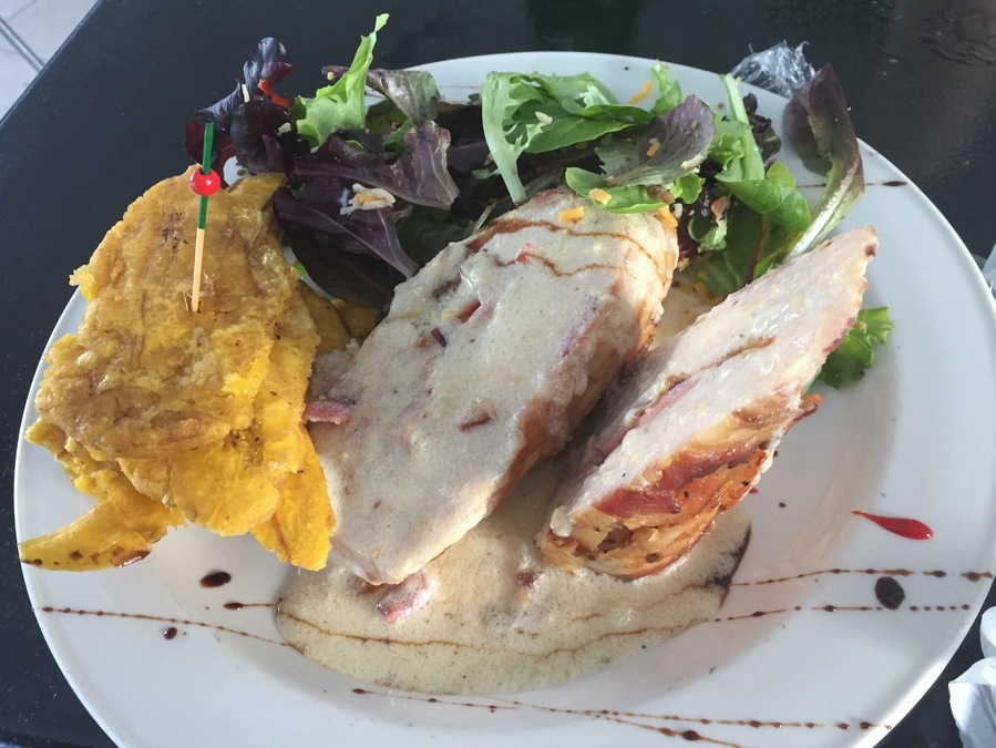 Pechuga rellena de queso, jamón y zetas! Tostones y ensalada! #Tasty #GoodFood #RicaRica