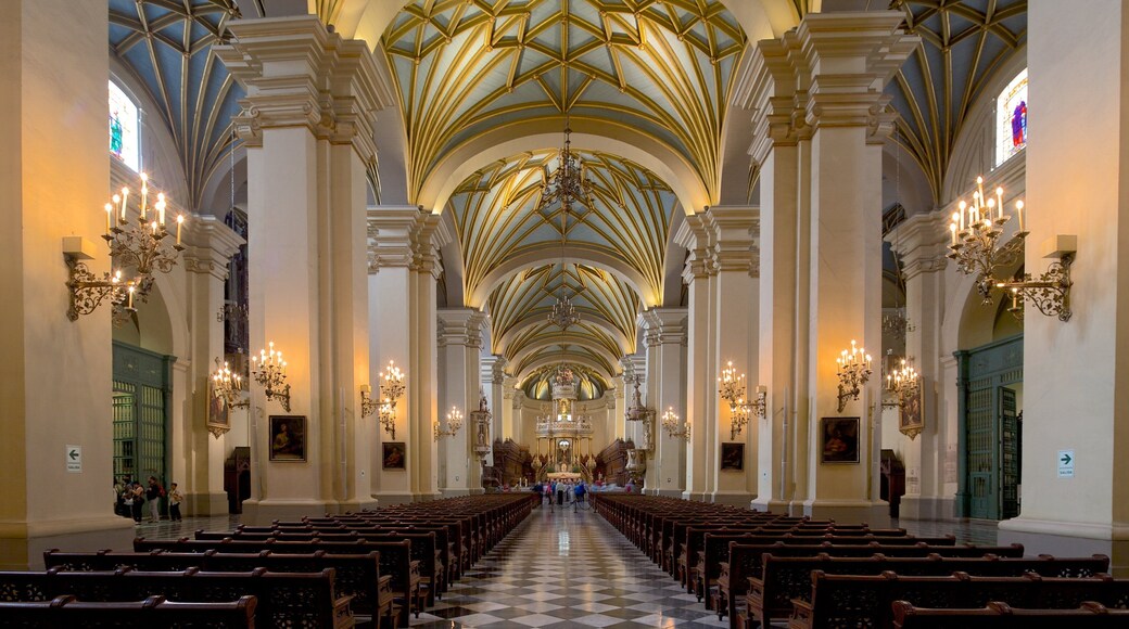 Lima caracterizando uma igreja ou catedral, vistas internas e aspectos religiosos