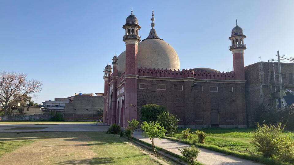 A large mosque with a prominent dome and two minarets.