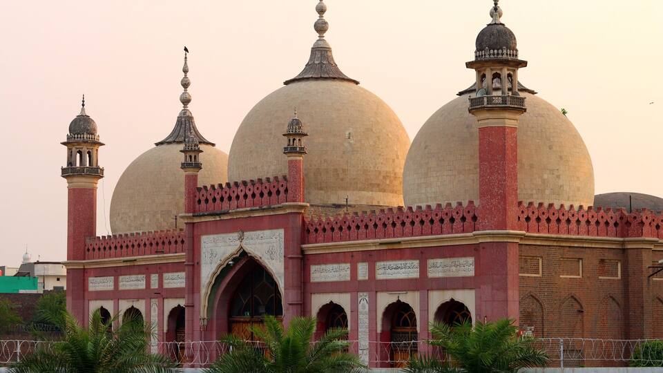 A large mosque with multiple domes and minarets.