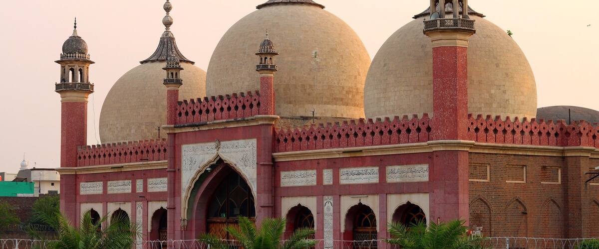 A large mosque with multiple domes and minarets.