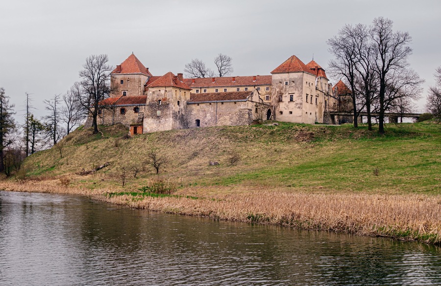 The castle was built in the Middle Ages in the architectural style of the Renaissance. Now he is a prominent representative of defense architectural art of the 15-17th centuries.