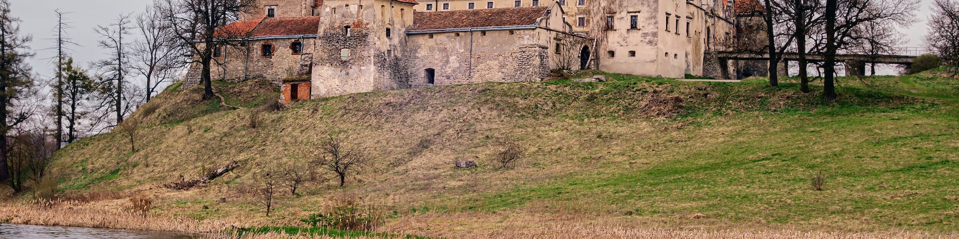 The castle was built in the Middle Ages in the architectural style of the Renaissance. Now he is a prominent representative of defense architectural art of the 15-17th centuries.