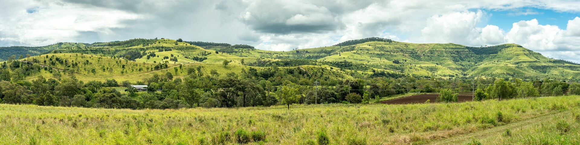 Picturesque landscape along the Gutton Clifton Rd, Queensland, Australia