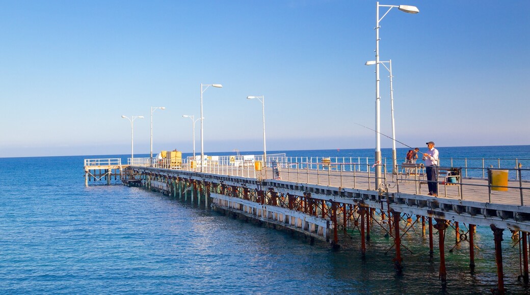 Limassol que incluye vistas de una costa