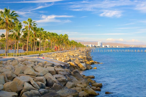 Limassol mit einem Sonnenuntergang und schroffe Küste