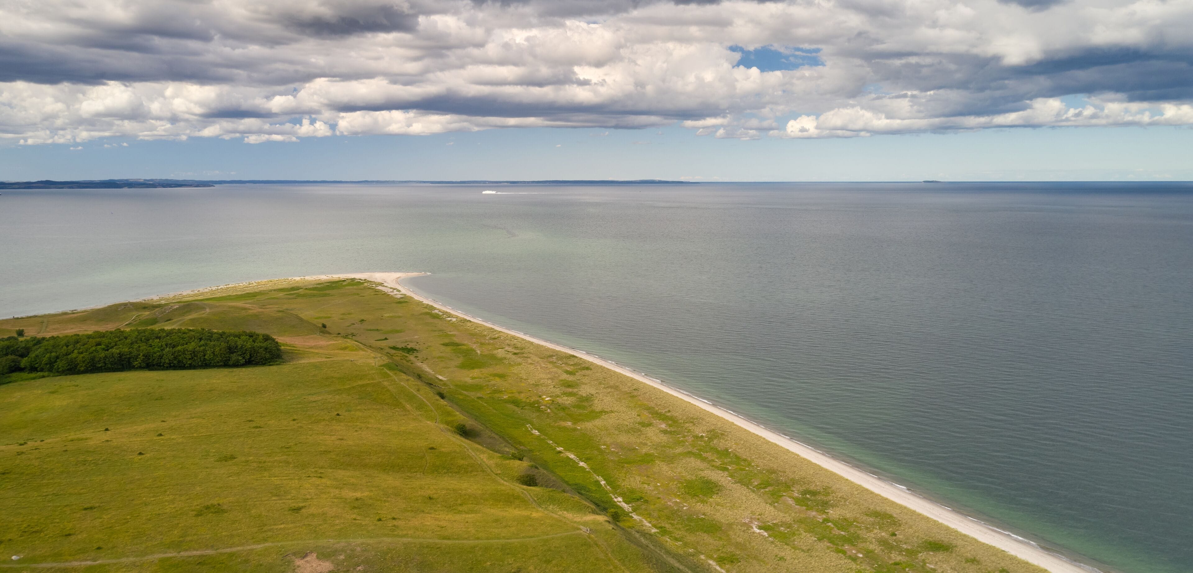 Blick von oben auf die nördliche Spitze Issehoved der dänischen Ostsee Insel Samsø