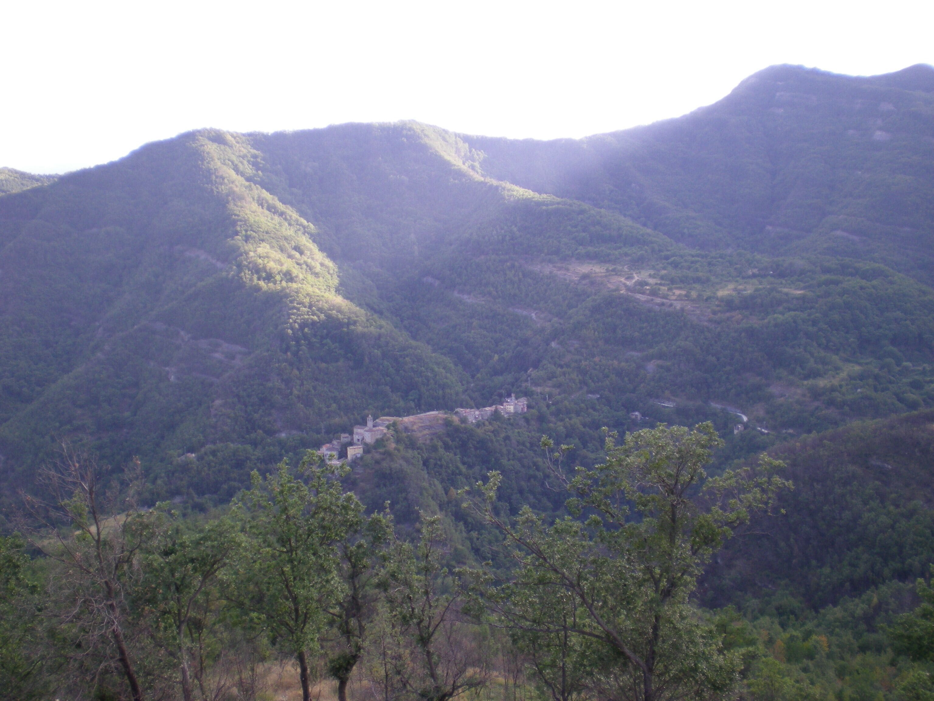 Stefano Mancini, Tallacano vista dal paese di Rocchetta (811 metri s.l.m.), il paese si vede di spalle con la Piana di San Pietro che lo sovrasta.