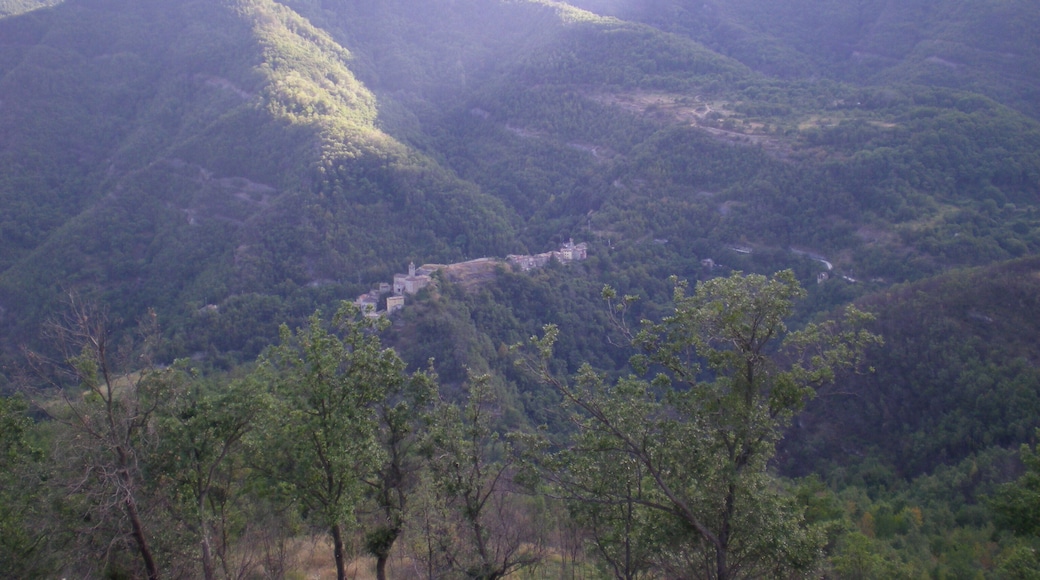 Stefano Mancini, Tallacano vista dal paese di Rocchetta (811 metri s.l.m.), il paese si vede di spalle con la Piana di San Pietro che lo sovrasta.