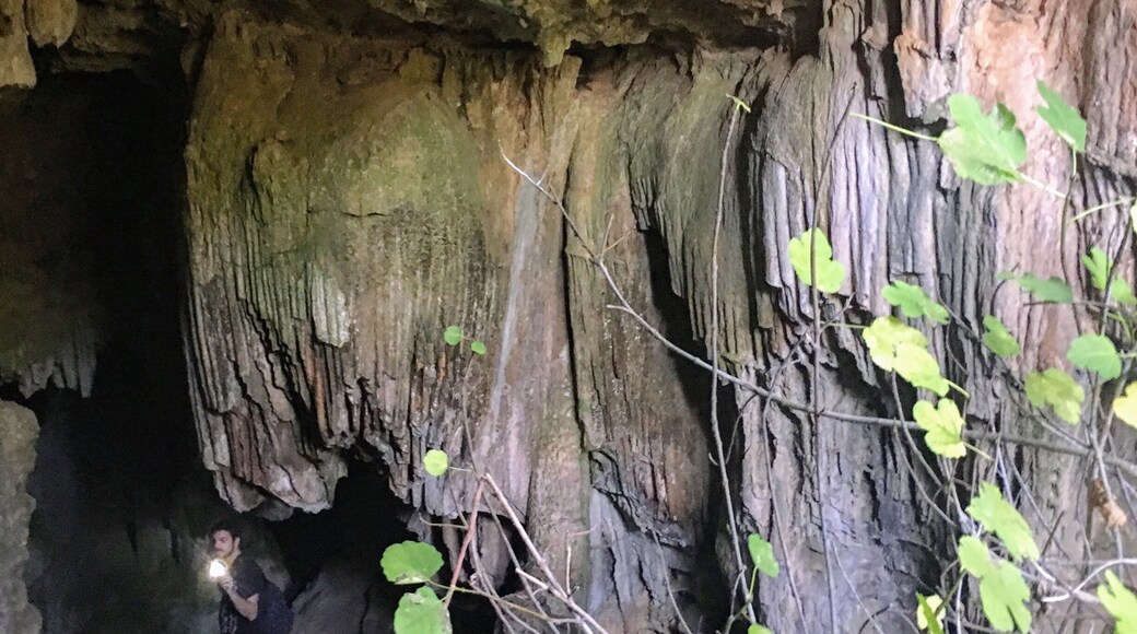 Une grotte cachée et magnifique