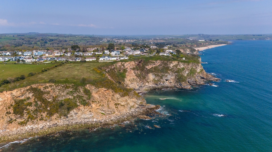 Un pueblo costero con casas en un acantilado con vistas al mar.