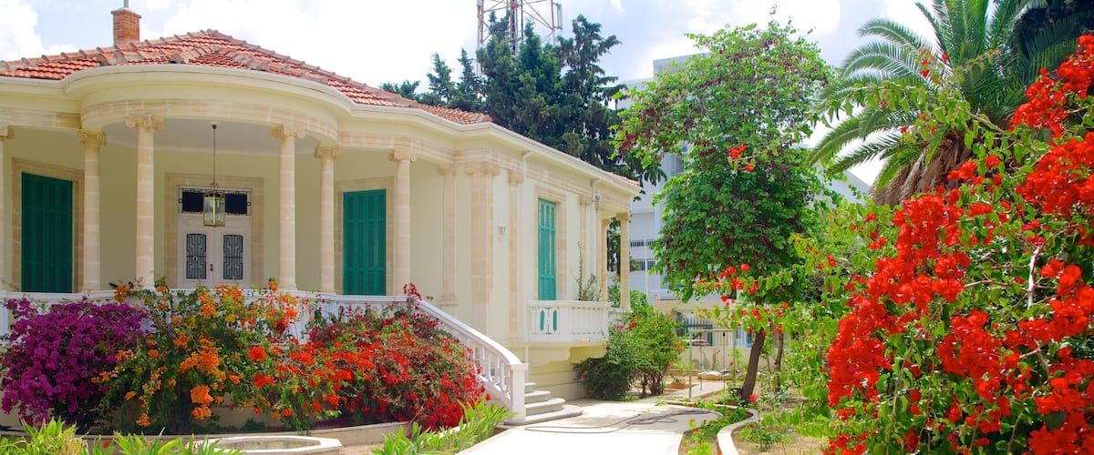 Paphos mit einem Blumen, Garten und Verwaltungsgebäude