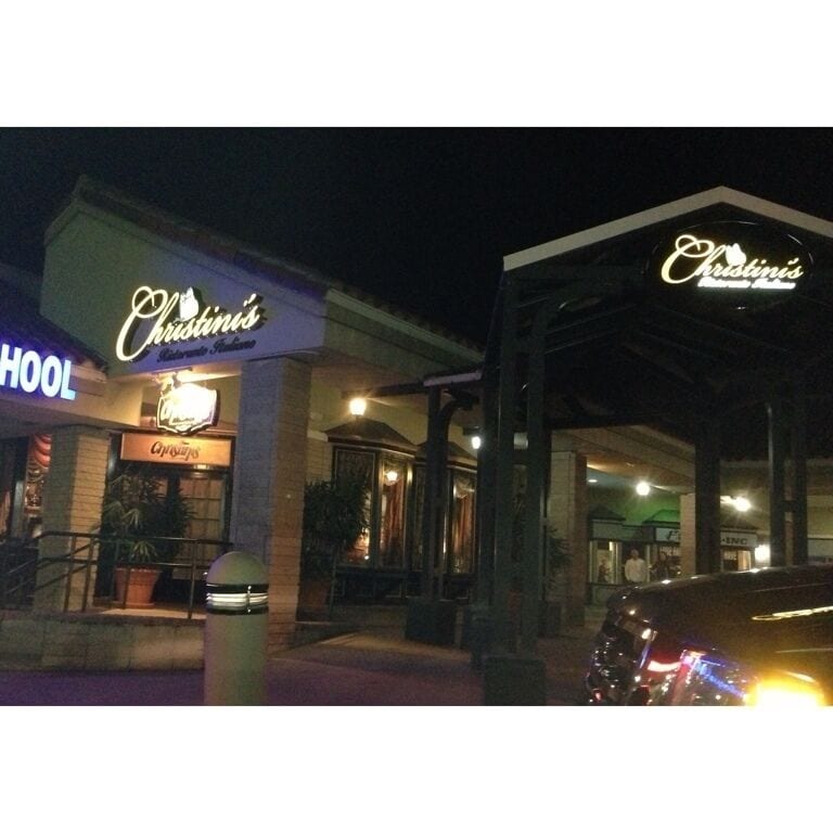 Who'd think a strip shopping center restaurant in Orlando would be a New York experience. Great high priced but worth the experience restaurant. 