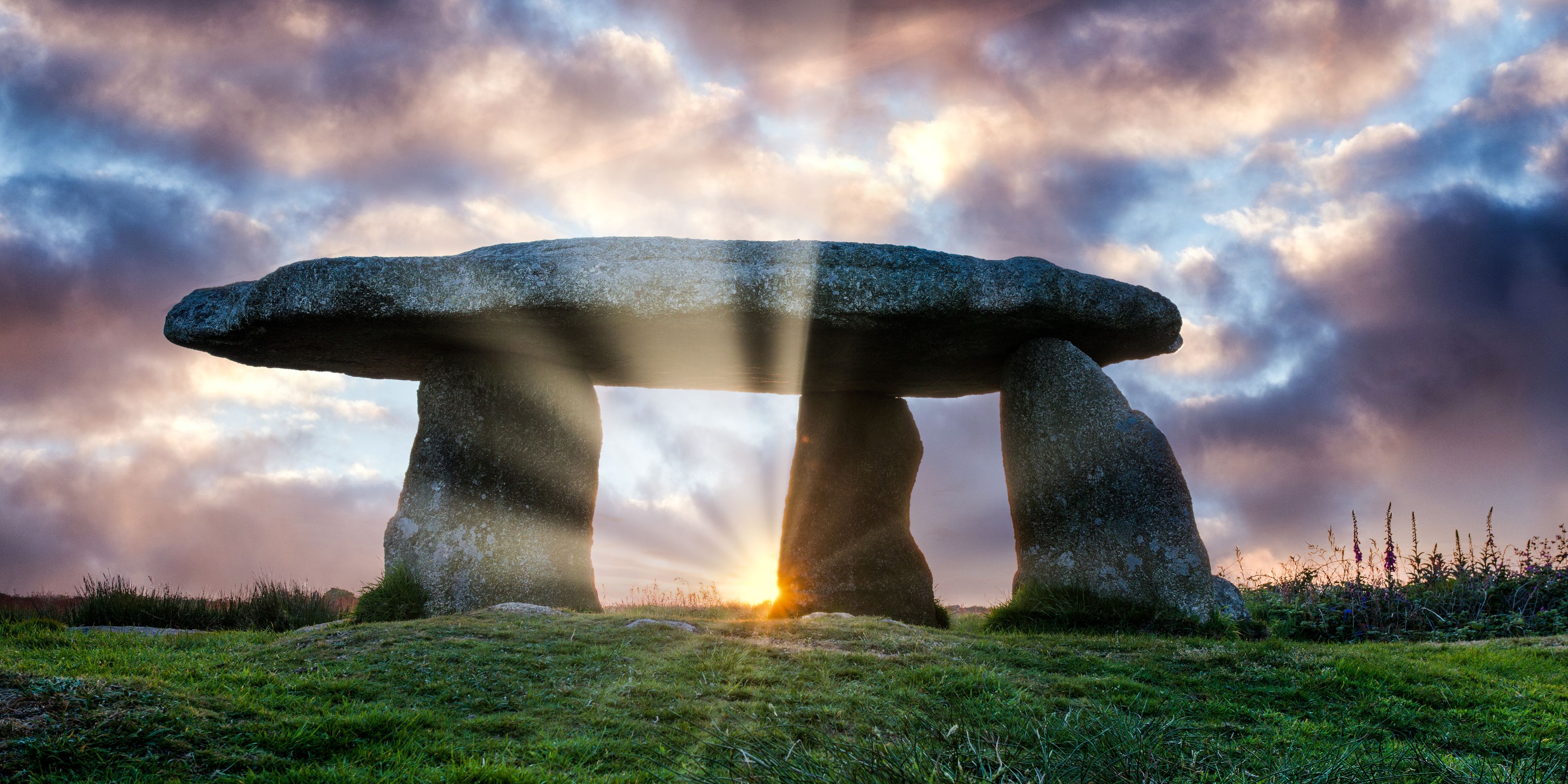 Stonehenge, ett förhistoriskt monument med upprättstående stenar, mot en dramatisk himmel.