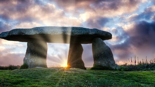 Stonehenge, ett förhistoriskt monument med upprättstående stenar, mot en dramatisk himmel.