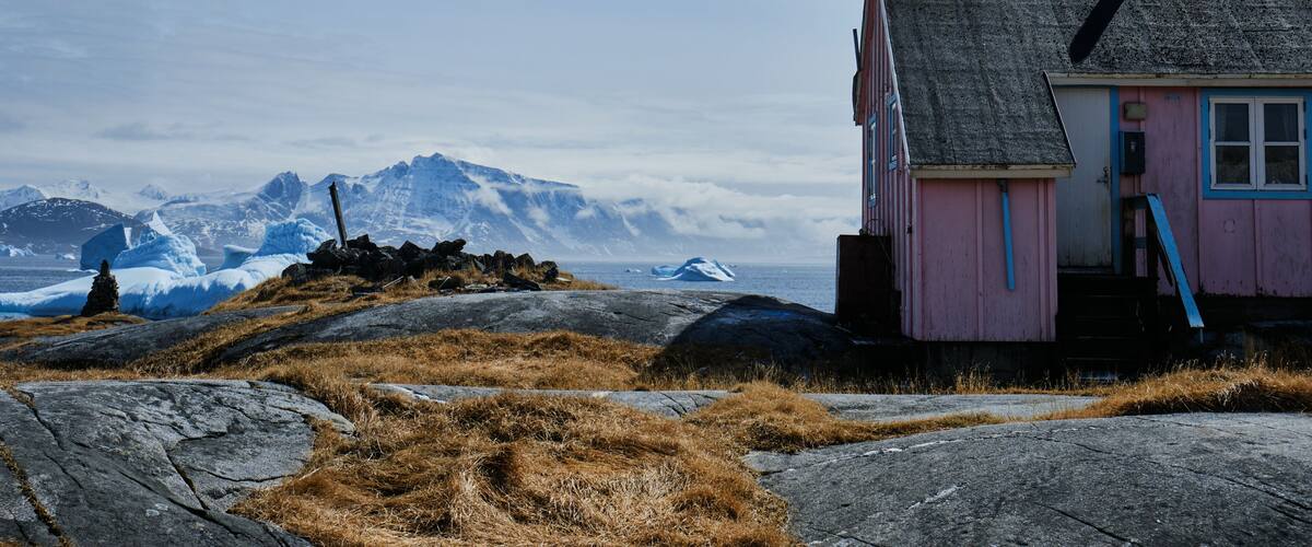 Small pink coloured house in Greenlandic village of Alluitsup Paa