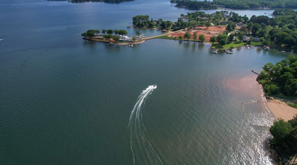 Pleasure boat heads to wealthy shore on Lake Norman in North Carolina