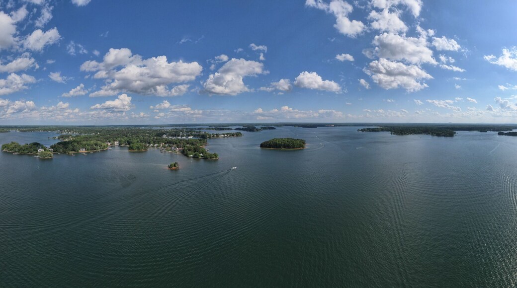 Boating on Lake Norman in North Carolina