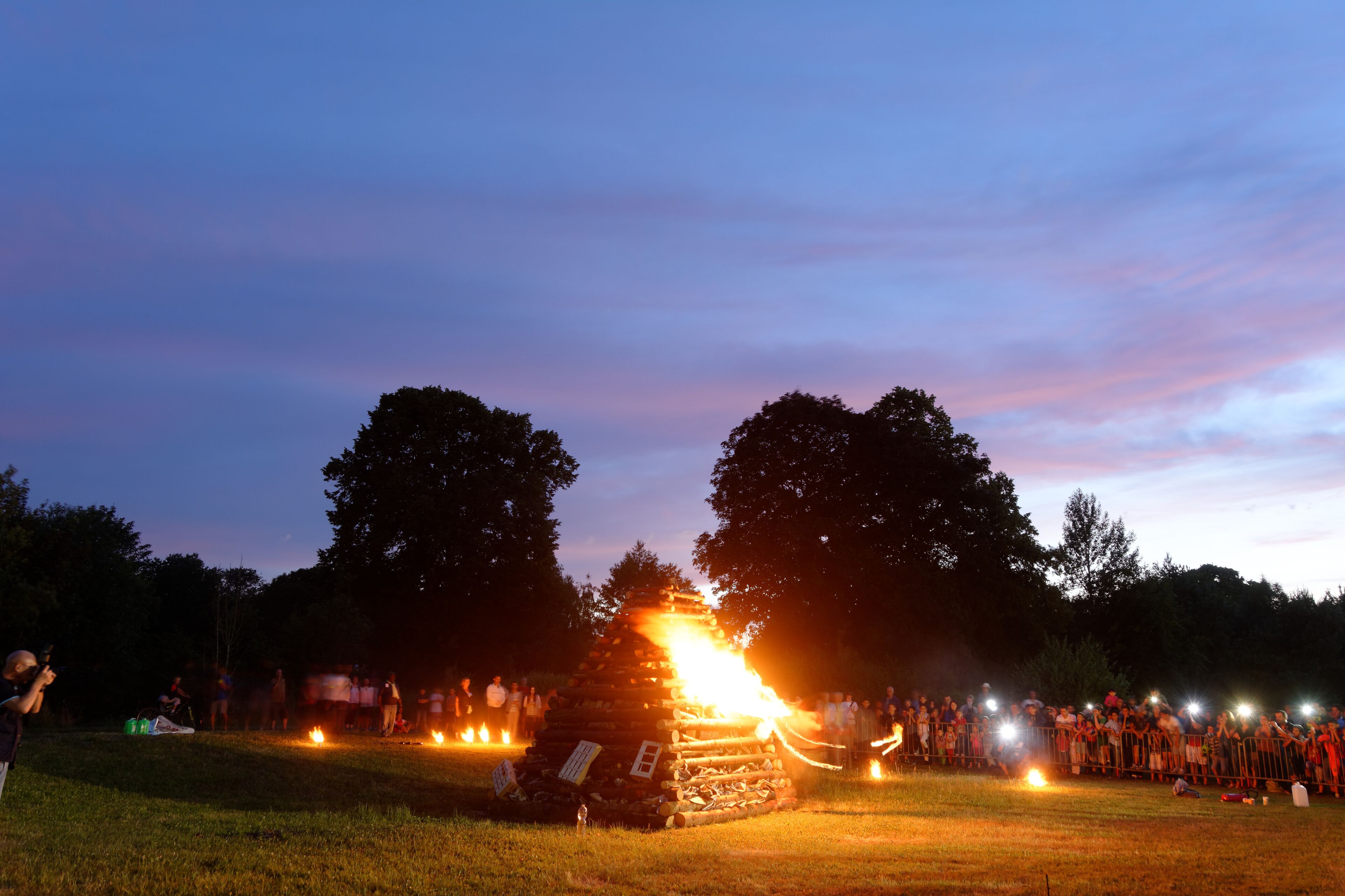 This file was uploaded with Commonist. Feu de la Saint Jean, au parc de la Douce, à Bavilliers. Le feu est allumé par un cracheur de feu.
