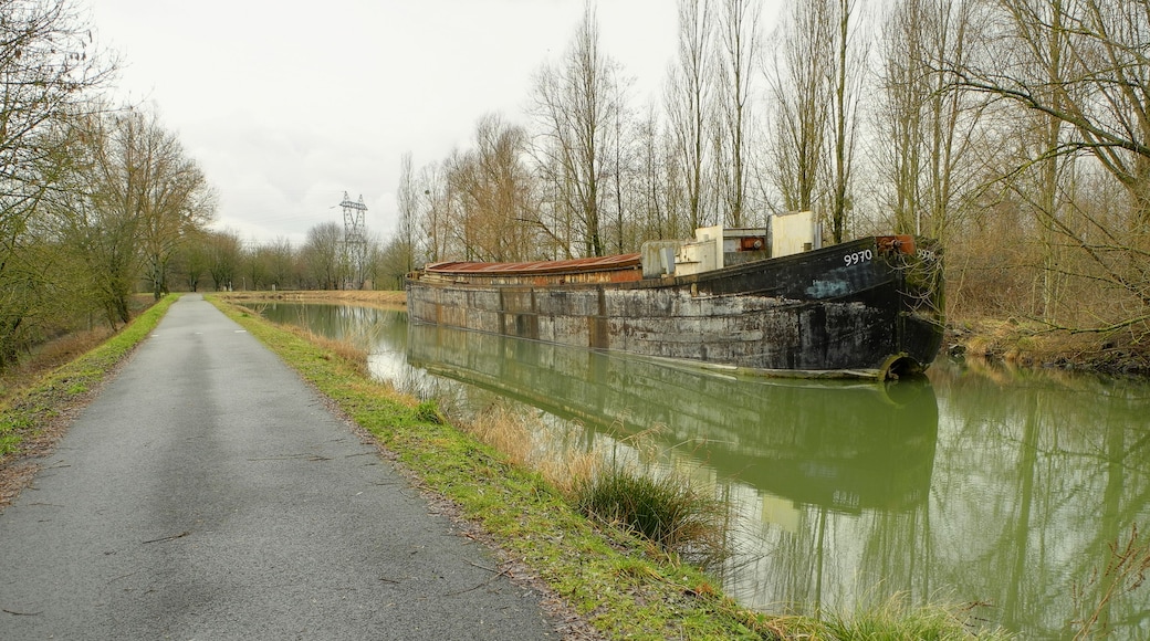 This file was uploaded with Commonist. L'EuroVelo 6 à Étupes, avec une péniche à proximité (HDR).