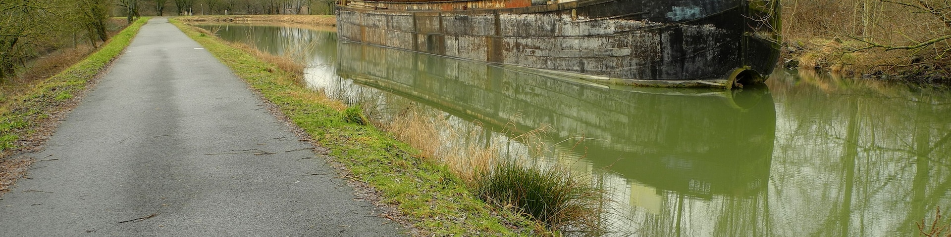 This file was uploaded with Commonist. L'EuroVelo 6 Ă Ătupes, avec une pĂ©niche Ă proximitĂ© (HDR).