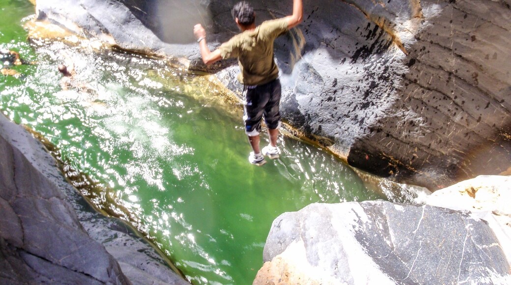 As I’ve done Snake Gorge in #Oman 🇴🇲 twice, that apparently lets me claim to be a seasoned expert at the place 😁 I’d certainly love to go and do it again. It’s a relatively short #hike, but full of excitement!
#Hiking
#LifeAtExpedia