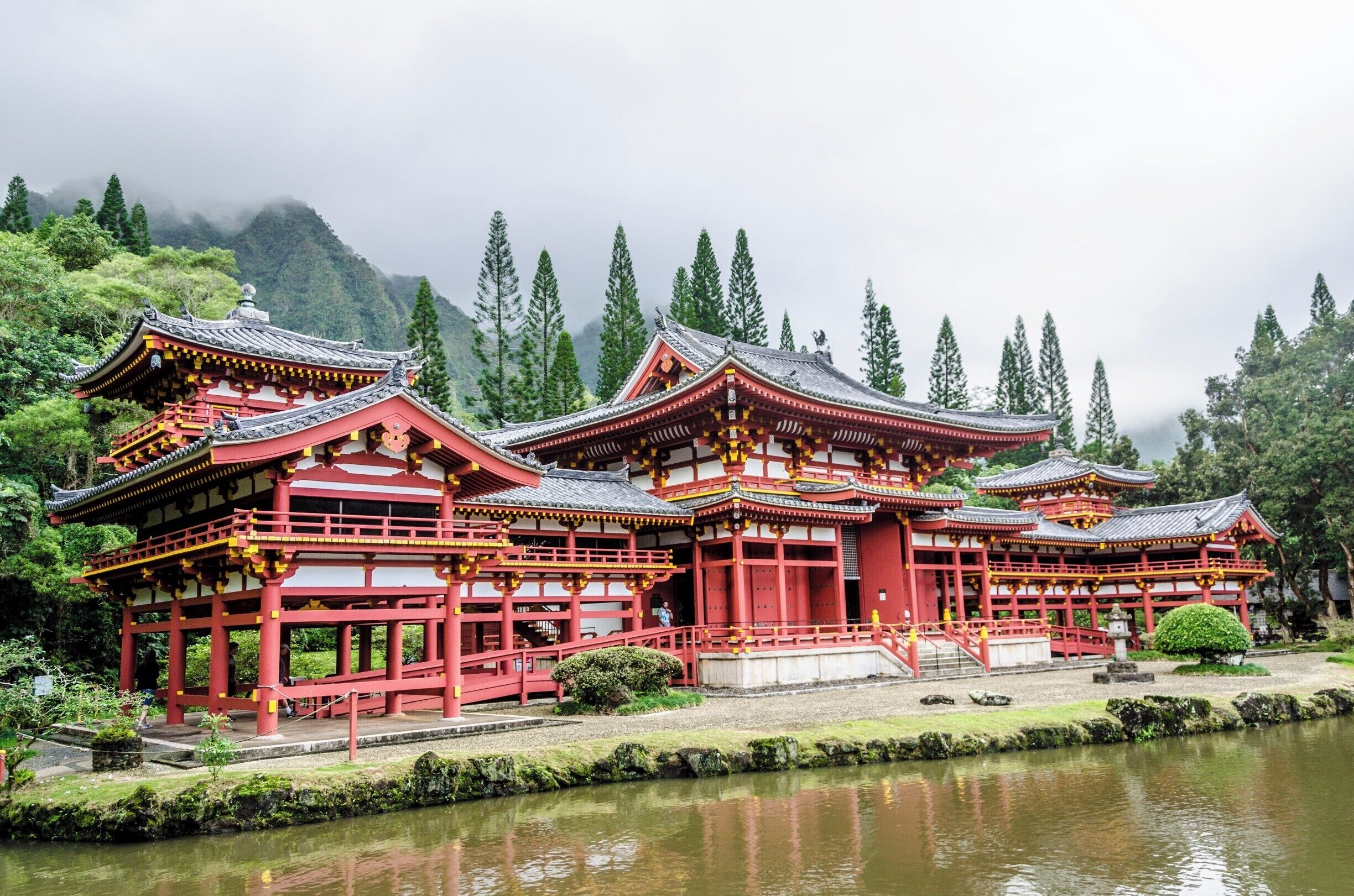 Beautiful Japanese temples on the east shore of Oahu, where some of the nicest views and best beaches (if you're more into swimming than surfing) on the island are. #lifeatexpedia #culture #history