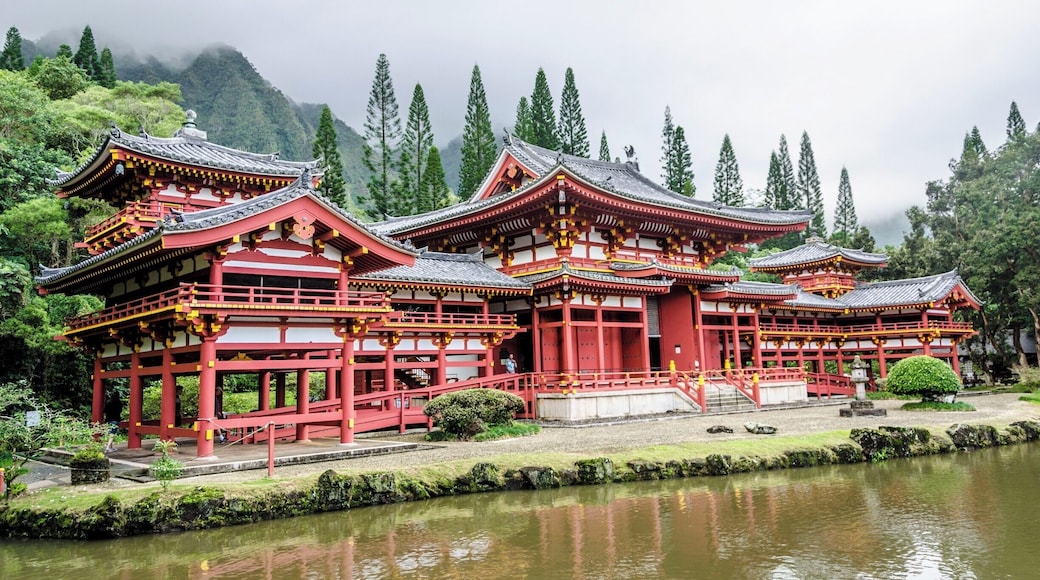 Beautiful Japanese temples on the east shore of Oahu, where some of the nicest views and best beaches (if you're more into swimming than surfing) on the island are. #lifeatexpedia #culture #history