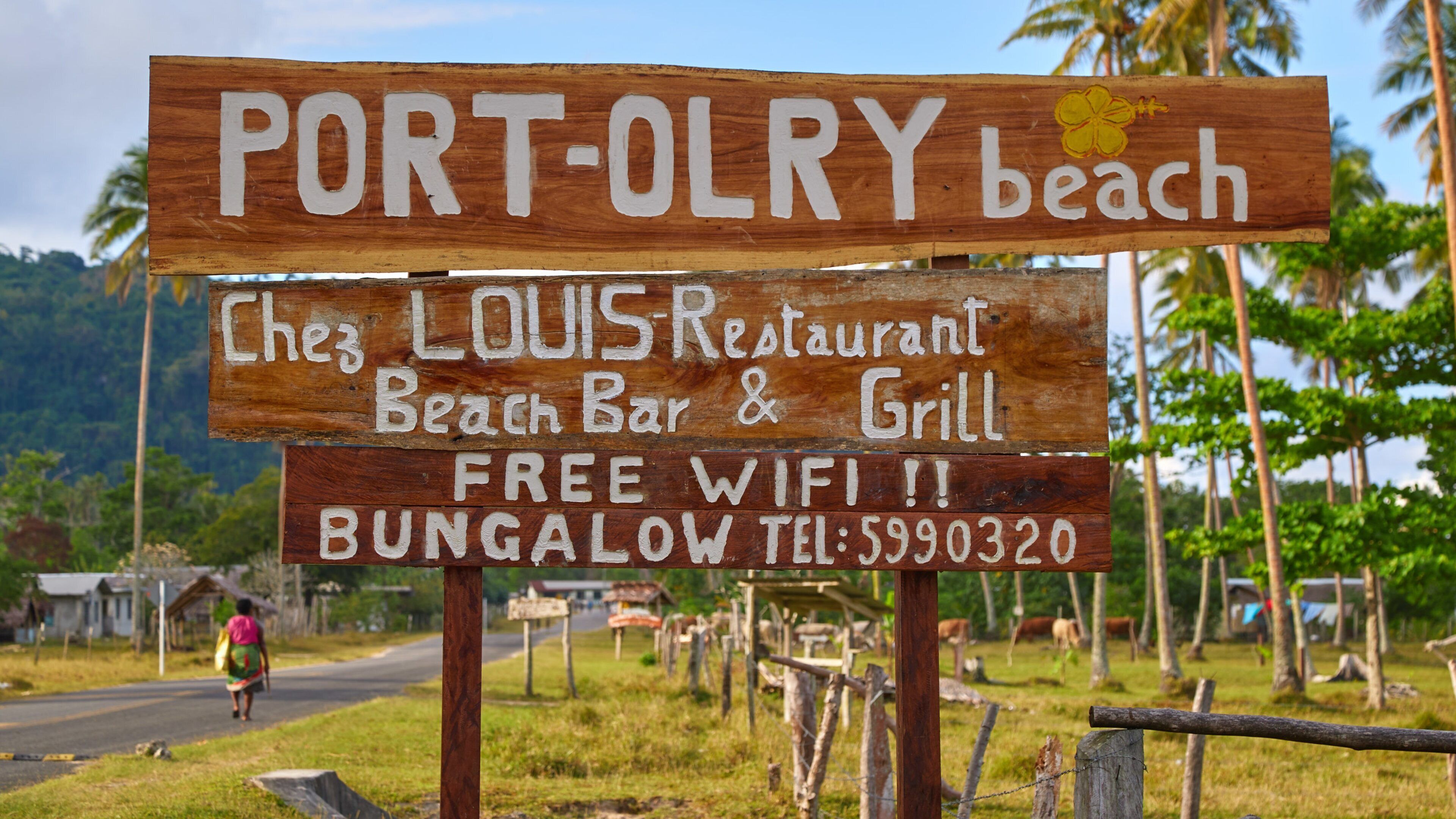 Port Olry fasiliteter samt rolig landskap, tropisk landskap og skilt