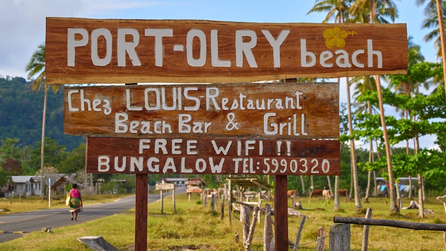 Port Olry fasiliteter samt rolig landskap, tropisk landskap og skilt